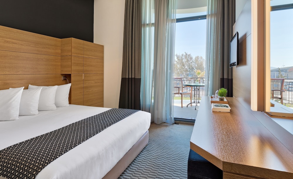 Deluxe Room, Sea View (or City view) - Photo 1