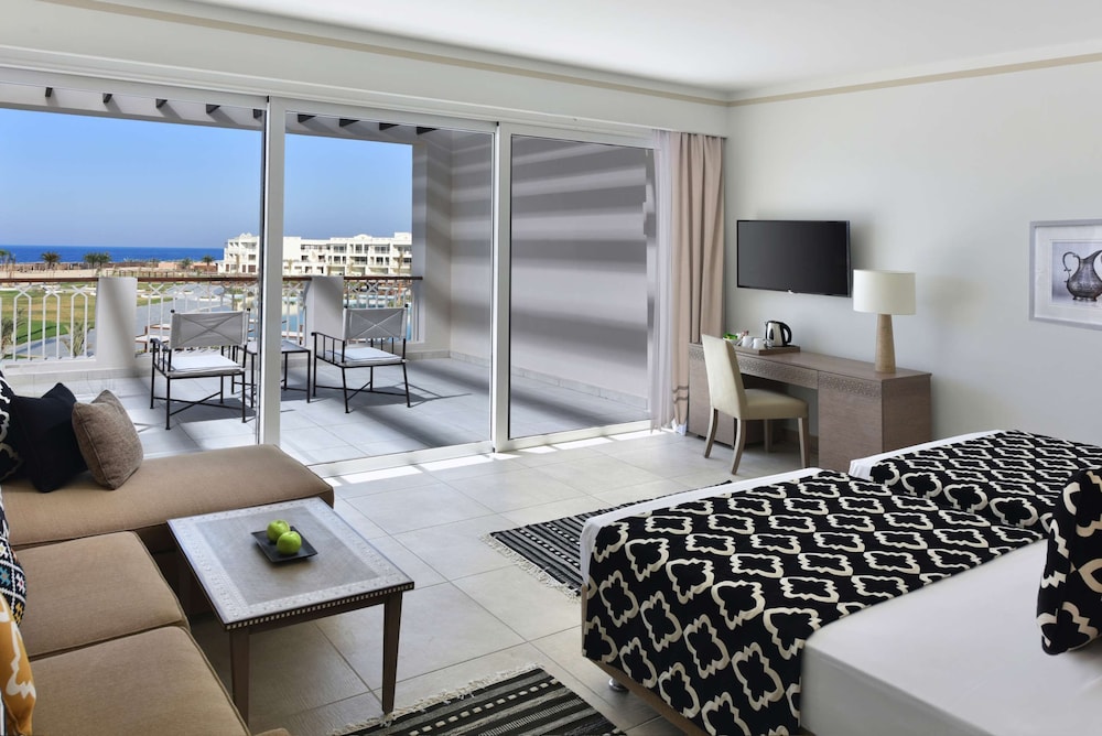 Deluxe Room, Sea View (Queen or Twin, Swim Up) - Photo 1