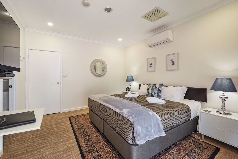 Comfort Room, 1 King Bed, Terrace, Garden View photo 2