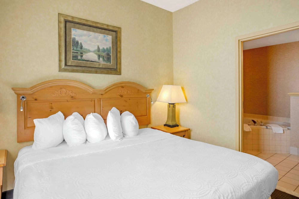Suite, Multiple Beds, Non Smoking, Jetted Tub (Living Room) photo 2