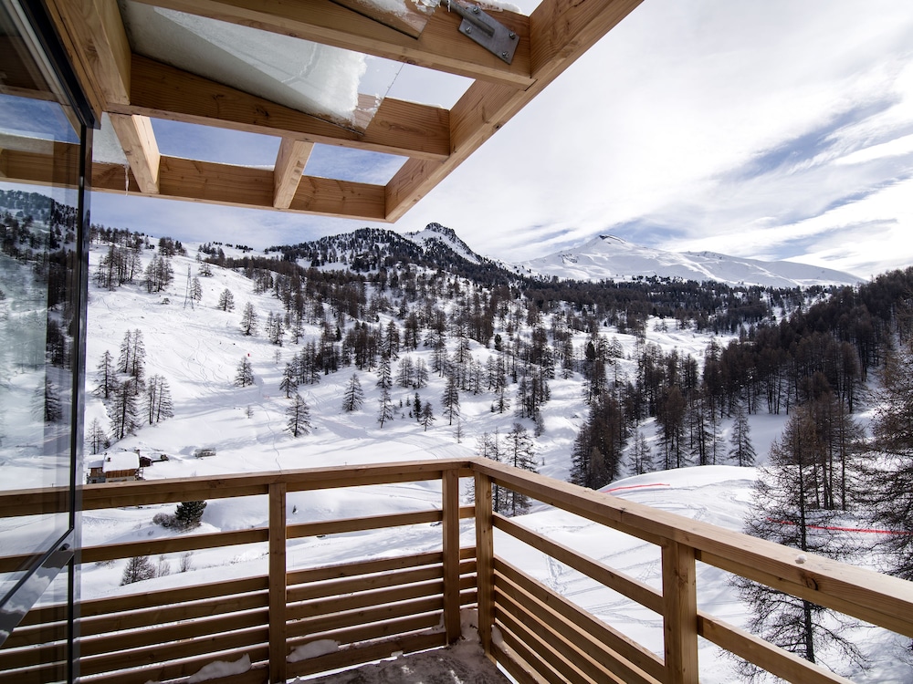 Deluxe Double Room, 1 King Bed, Fireplace, Mountain View photo 3