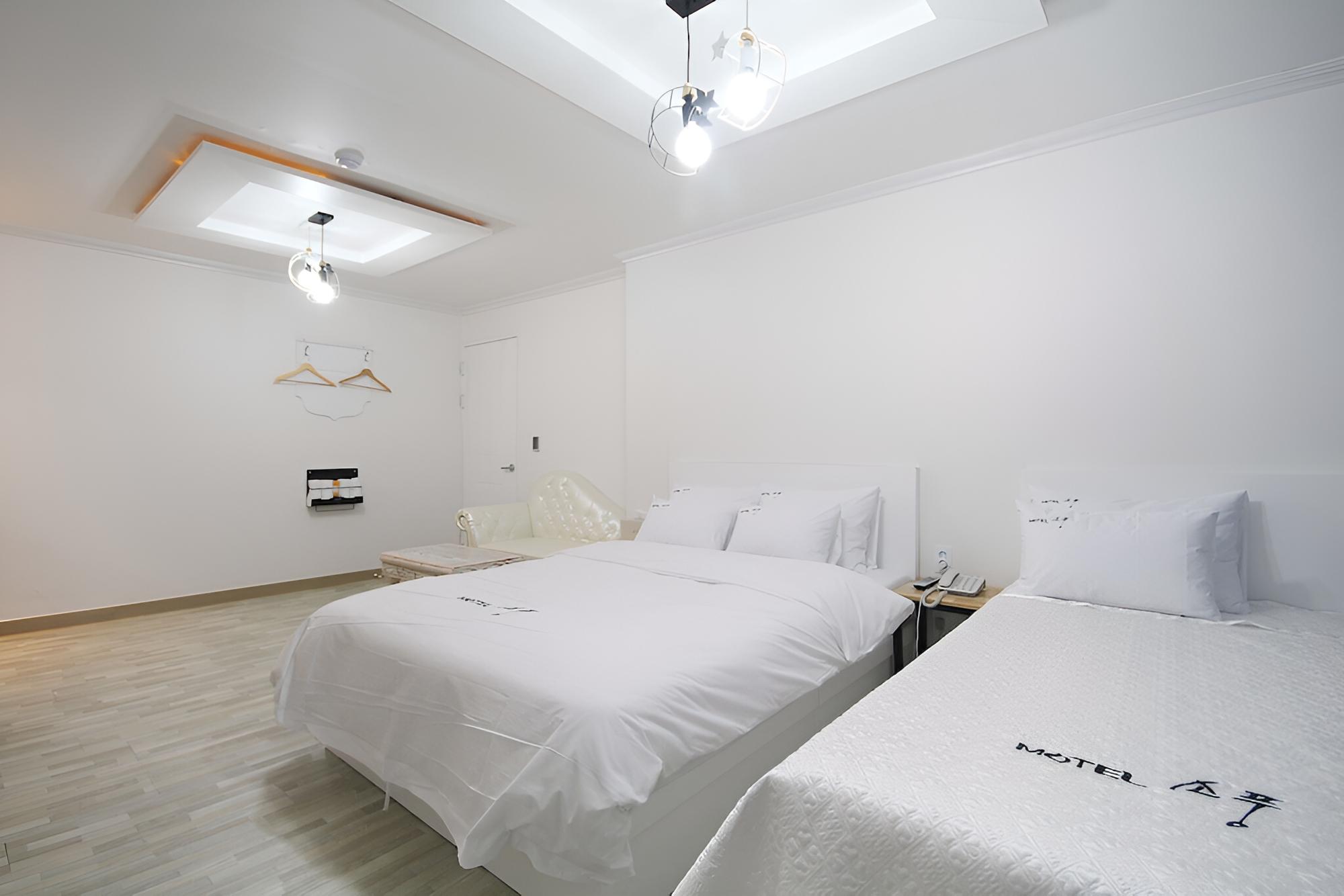Room (VIP (Twin Bed)) - Photo 12