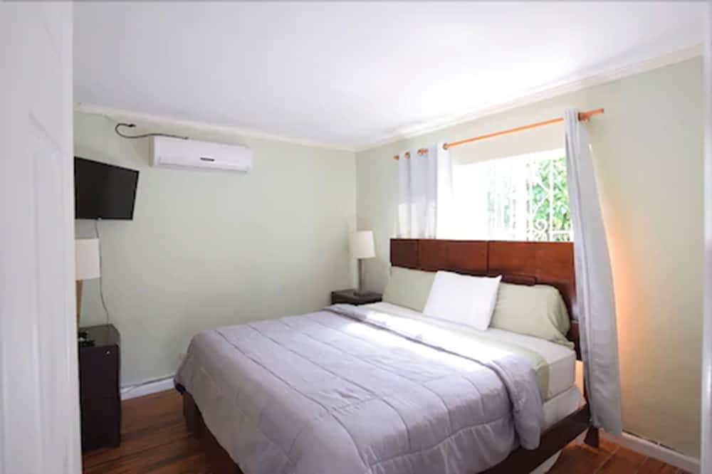 Studio, 1 Queen Bed, Balcony photo 3