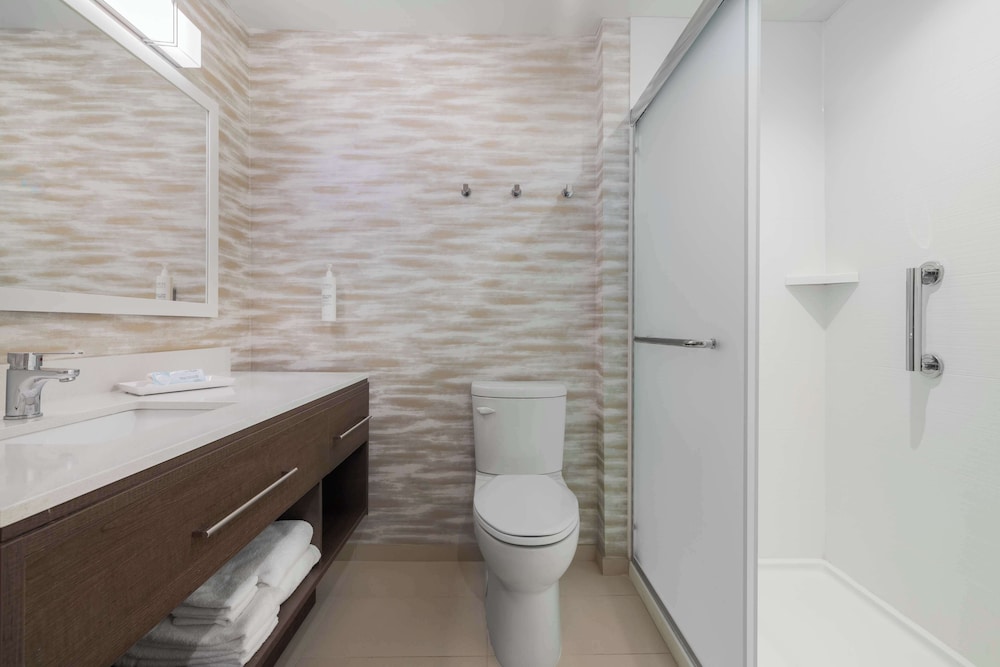 Suite, 1 King Bed, Accessible, Corner (Hearing) - Photo 3