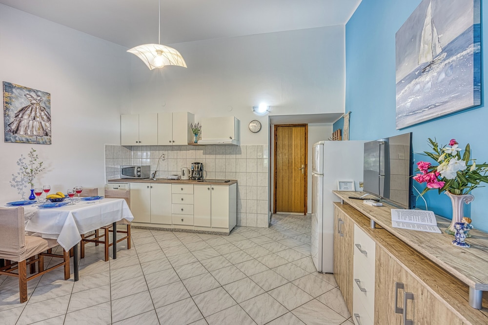 Family Apartment, Multiple Bedrooms, Mountainside (Sunset Sea View Blue Apartment) photo 3