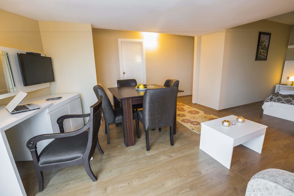 Standard Suite, Multiple Beds photo 2