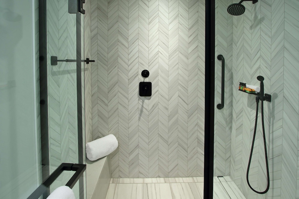 Suite, 1 Bedroom, Accessible (Roll-In Shower) - Photo 6