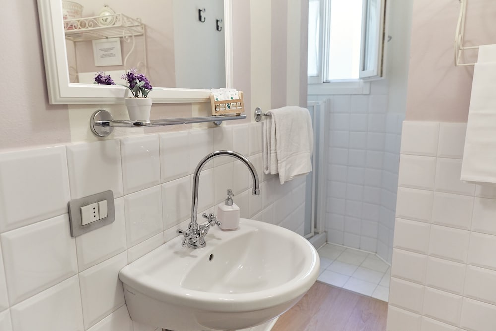 Basic Double Room, 1 Double Bed, Non Smoking (Small Room with External bathroom) photo 3
