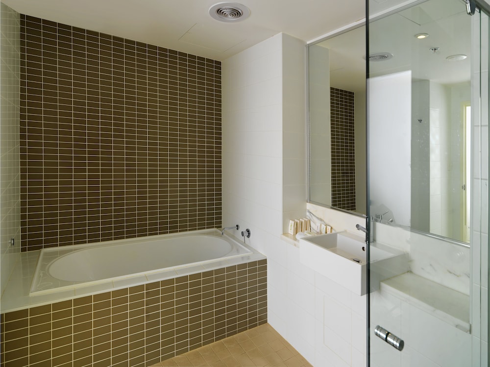 Executive Room, 1 King Bed, Balcony - Photo 7