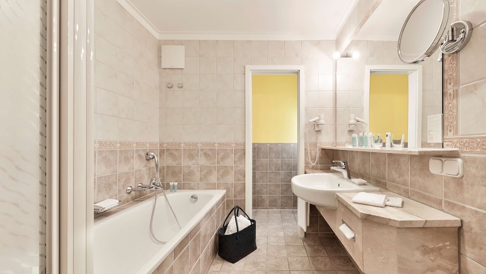Superior Suite with double bed or twin bed - Photo 6