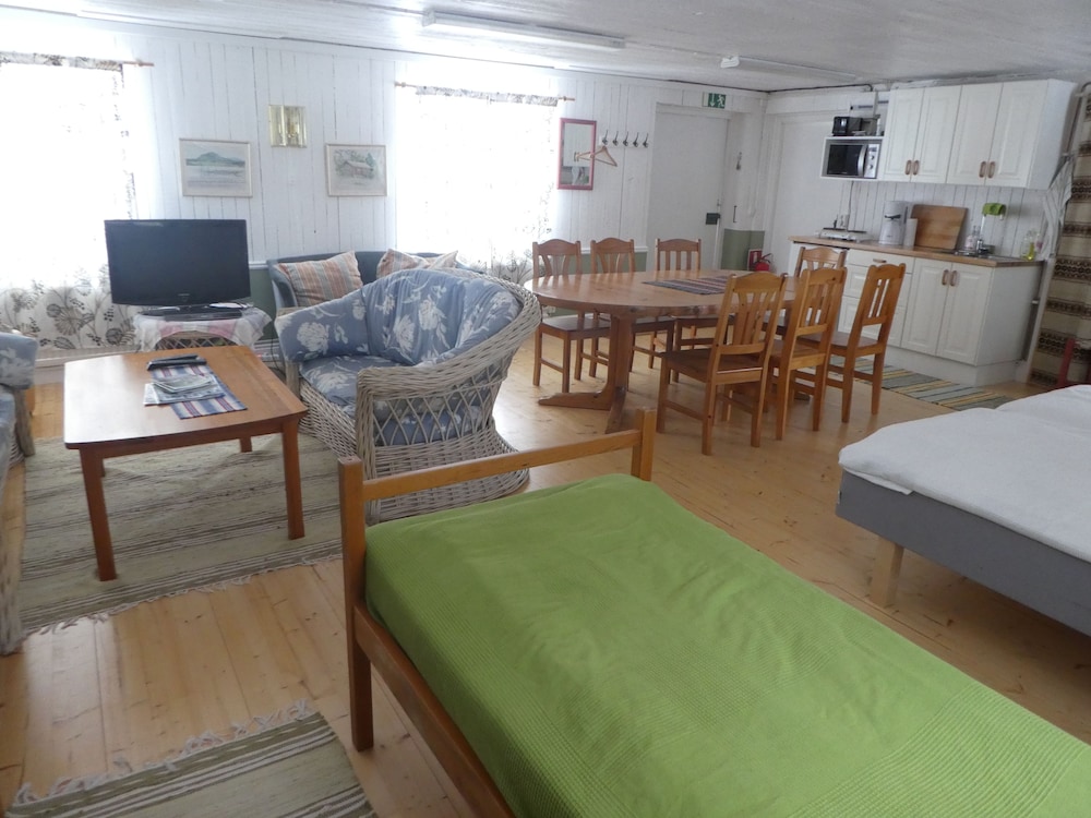 Room (6 beds) photo 2