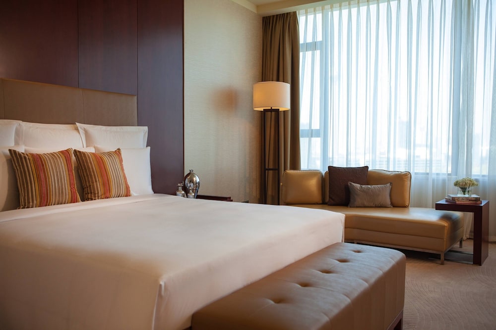 Deluxe Room, 1 King Bed, City View