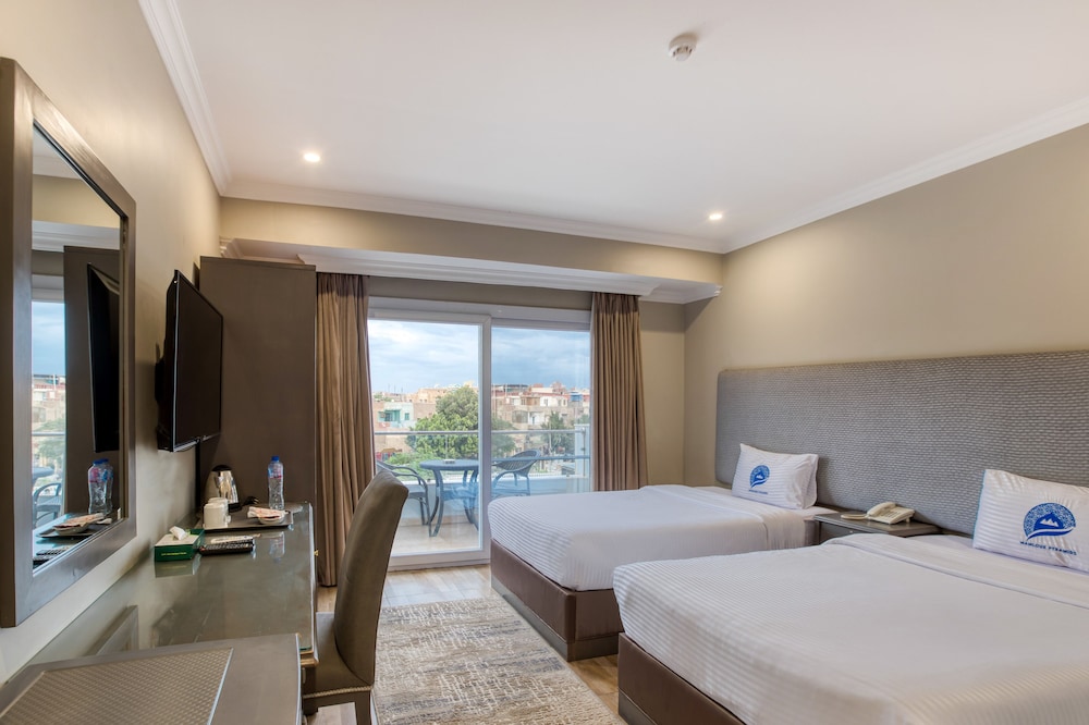 Superior Twin Room With Panoramic Pyramids View & Balcony - Photo 1