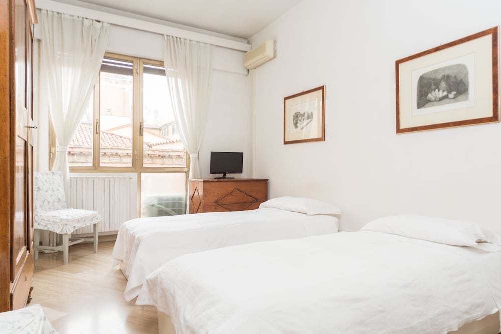 Twin Room (External Private Bathroom)