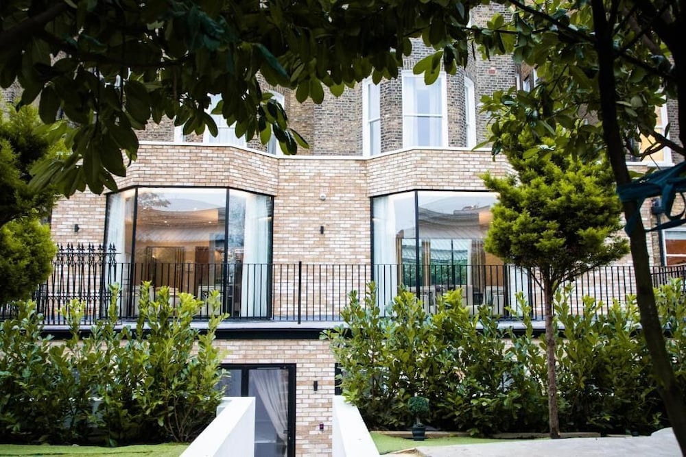 Premium suite double/twin with a garden view photo 3