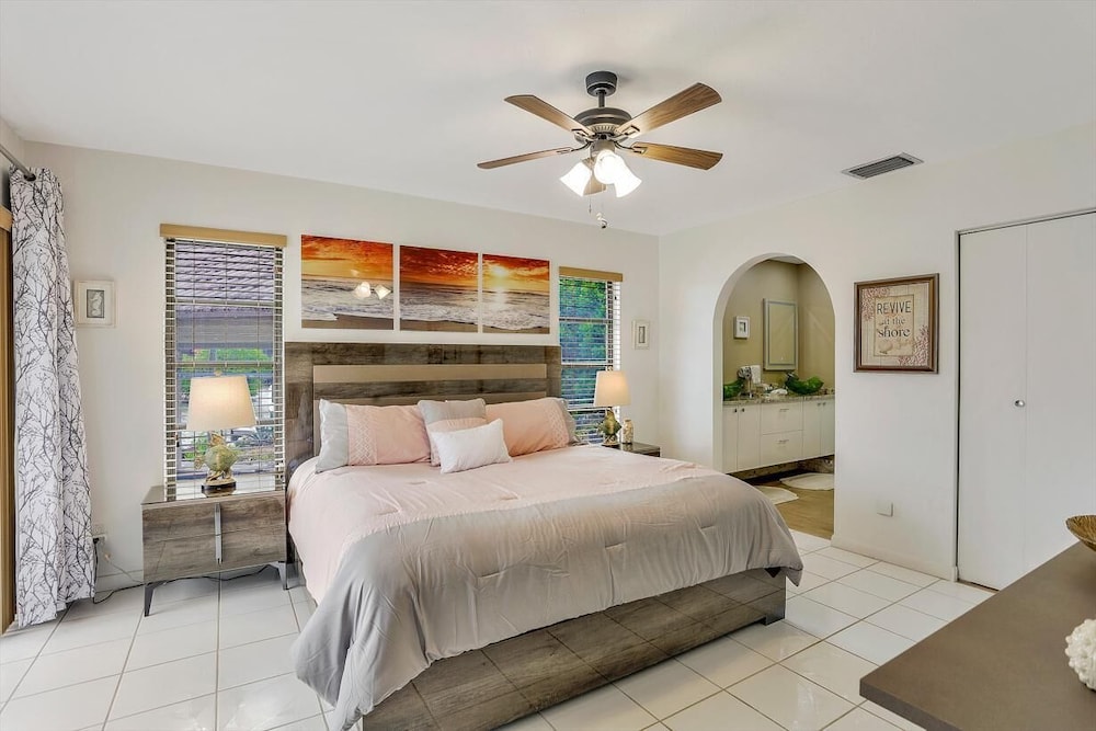 House, Multiple Beds (Waterfront home on key lot with pool/) photo 2