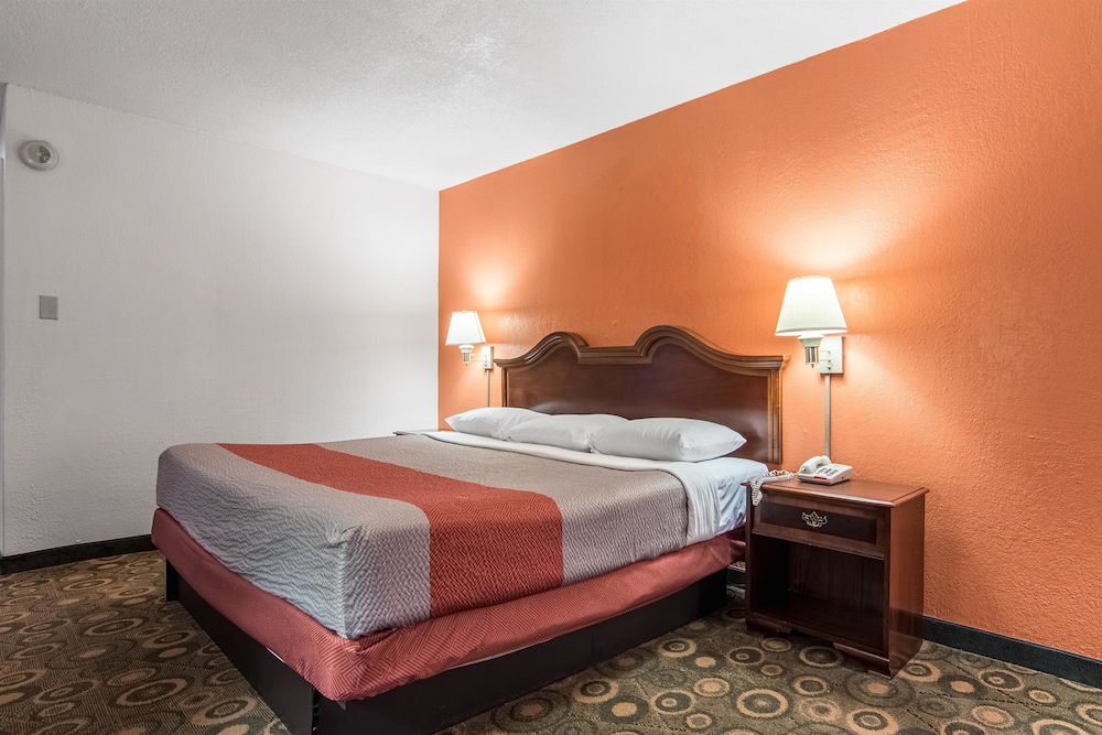 Deluxe Suite, 1 King Bed, Non Smoking photo 2