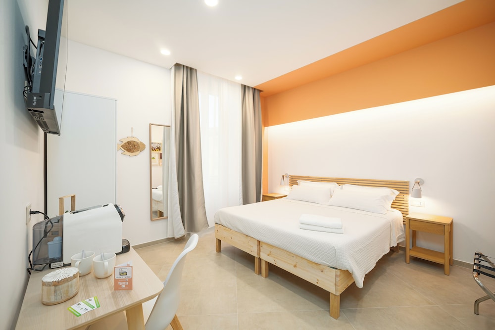 Deluxe Room, 1 Queen Bed, Private Bathroom, City View