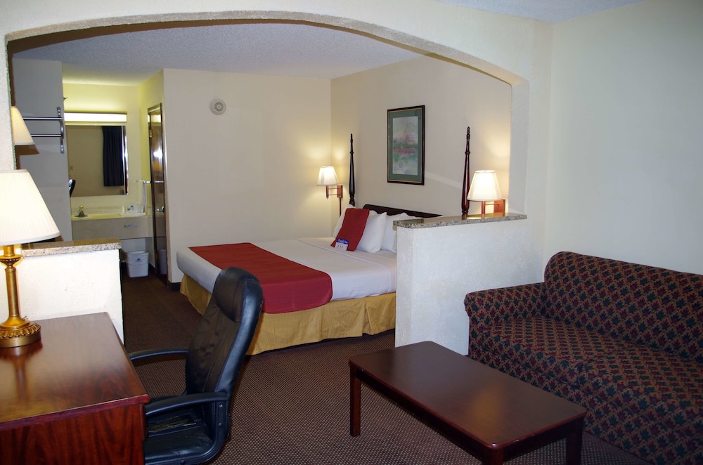 Suite, 1 King Bed - Photo 3