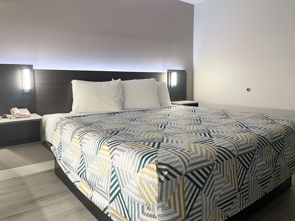 Deluxe Room, 1 King Bed, Accessible, Non Smoking photo 2