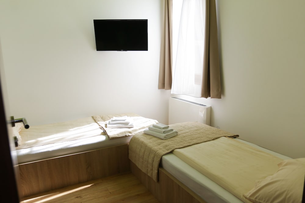 Economy Twin Room, 2 Twin Beds photo 3