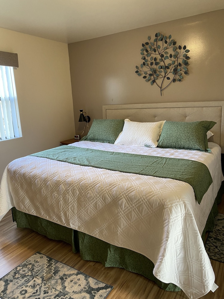 Suite, 1 Queen Bed, Non Smoking (Mobile)