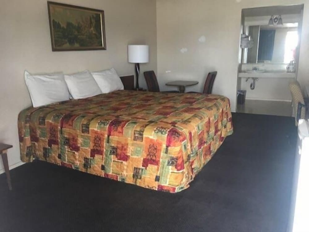 Standard Room, 1 King Bed, Smoking photo 1