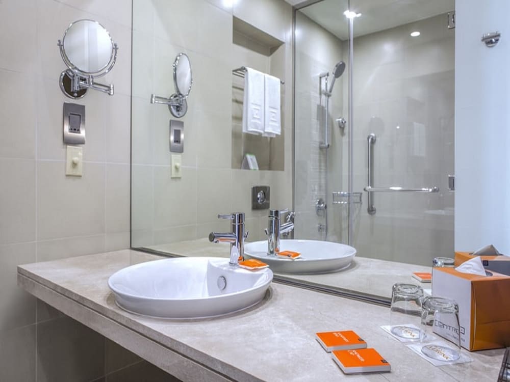 Suite, 1 Bedroom, Kitchenette - Photo 4