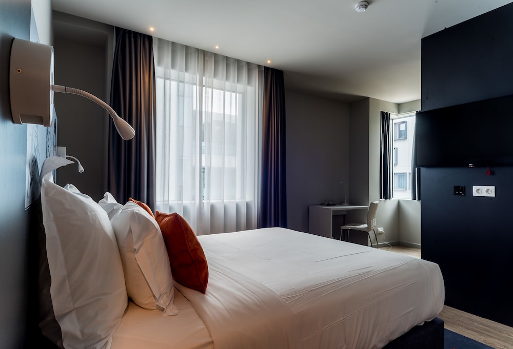 Superior Twin Room, City View