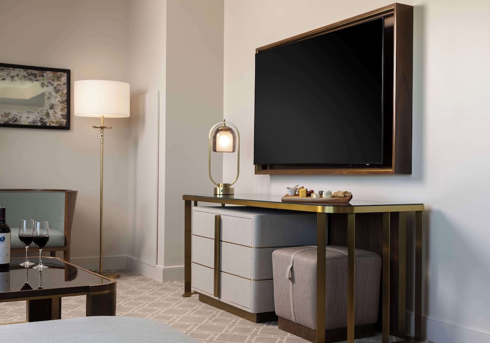 Suite, 1 King Bed, Accessible (Roll-In Shower)