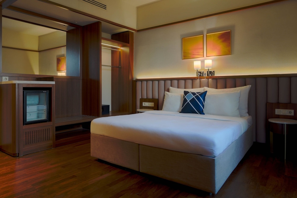 Standard Room, 1 King Bed, Non Smoking - Photo 8