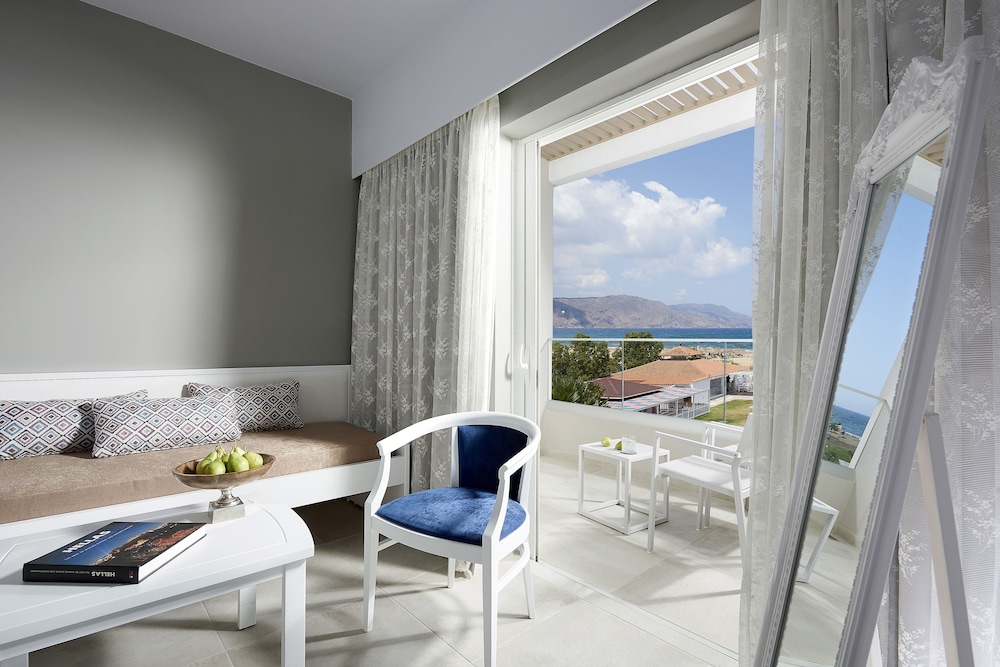 Deluxe Double Room, Partial Sea View photo 2