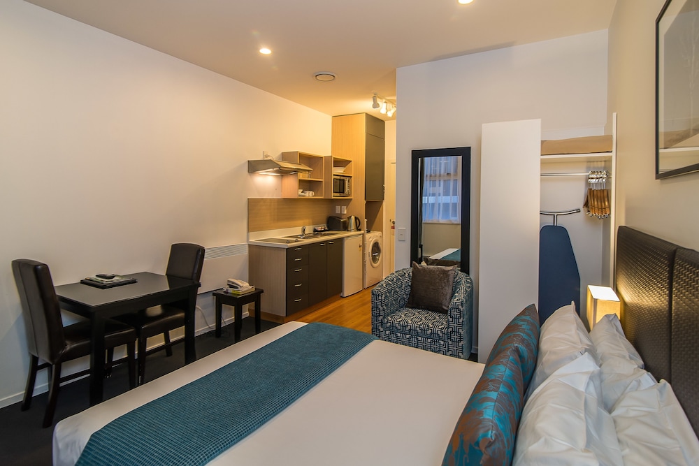 Queen Apartment with Parking