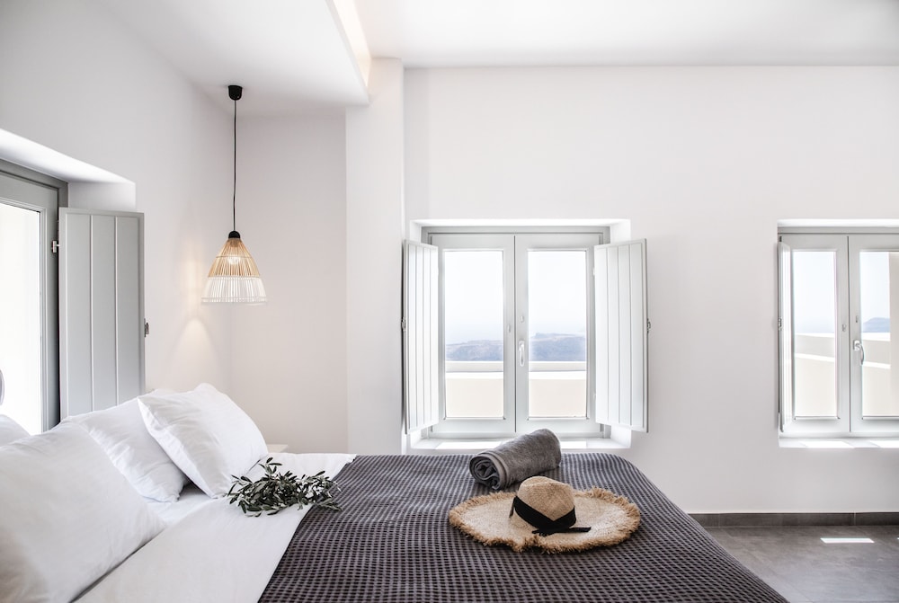 Deluxe Cliff Suite with Caldera View and Outdoor Hot Tub - Photo 24