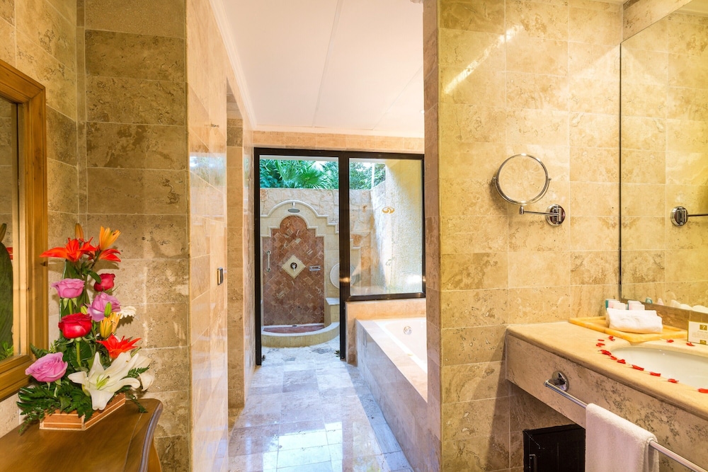 Romance Villa Suite Poolside - Photo 2