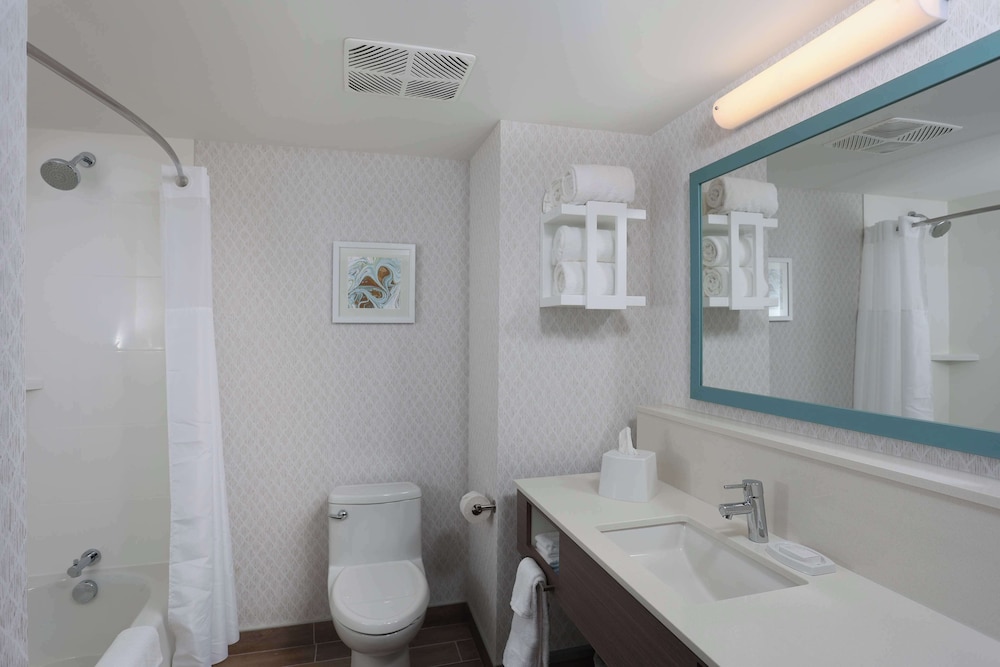 Room, 2 Queen Beds, Refrigerator, Lake View - Photo 2
