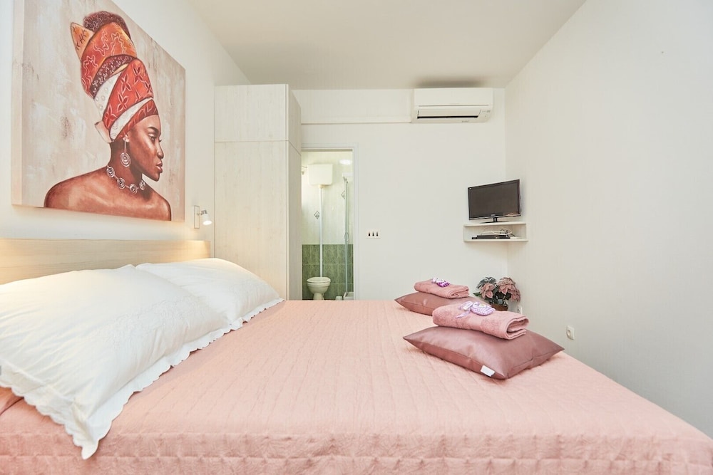 Executive Room, 1 Large Twin Bed, Refrigerator & Microwave (5 Double room Villa Kate Dadić) photo 3