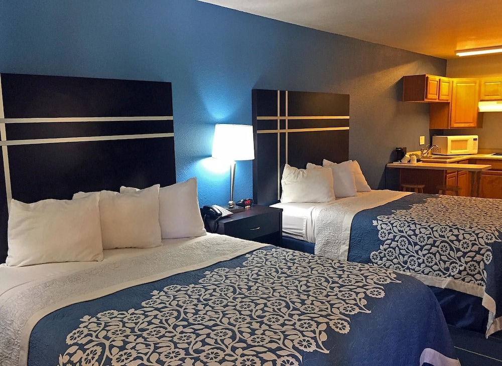 Room, 2 Queen Beds, Smoking - Photo 1