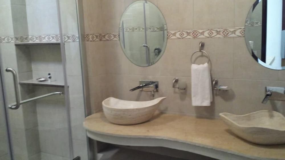 Suite, 1 Bedroom (Guitarron) photo 2