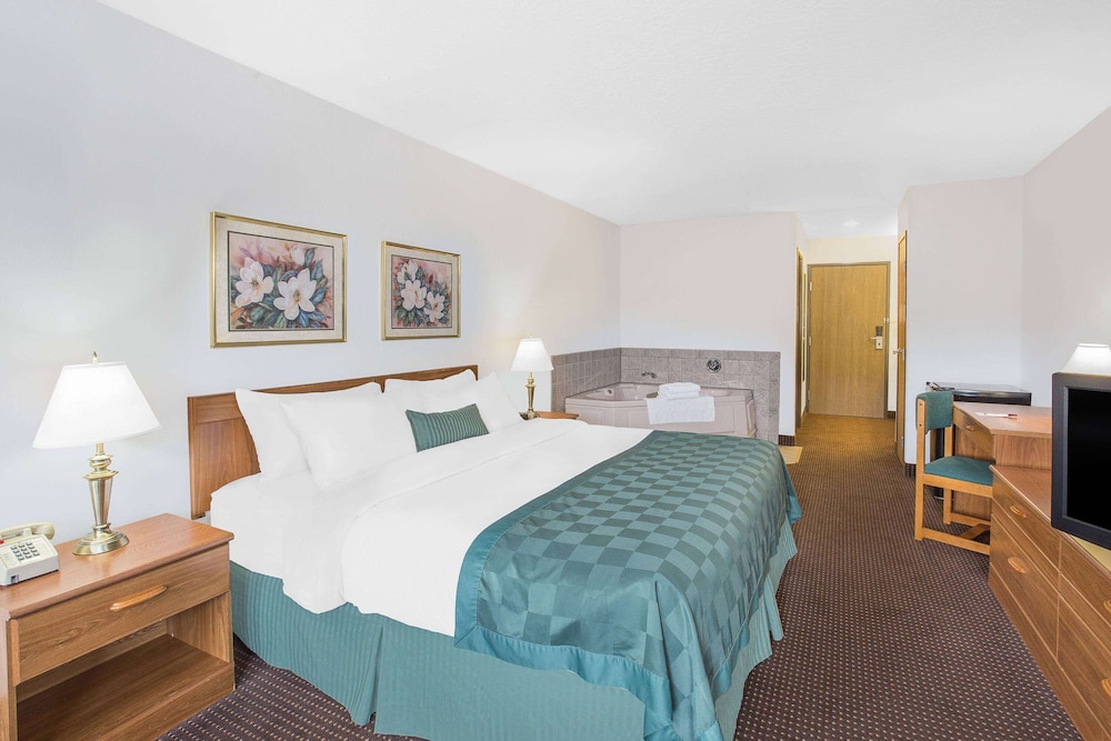 Premium Room, 1 King Bed, Hot Tub (2nd Floor) photo 2