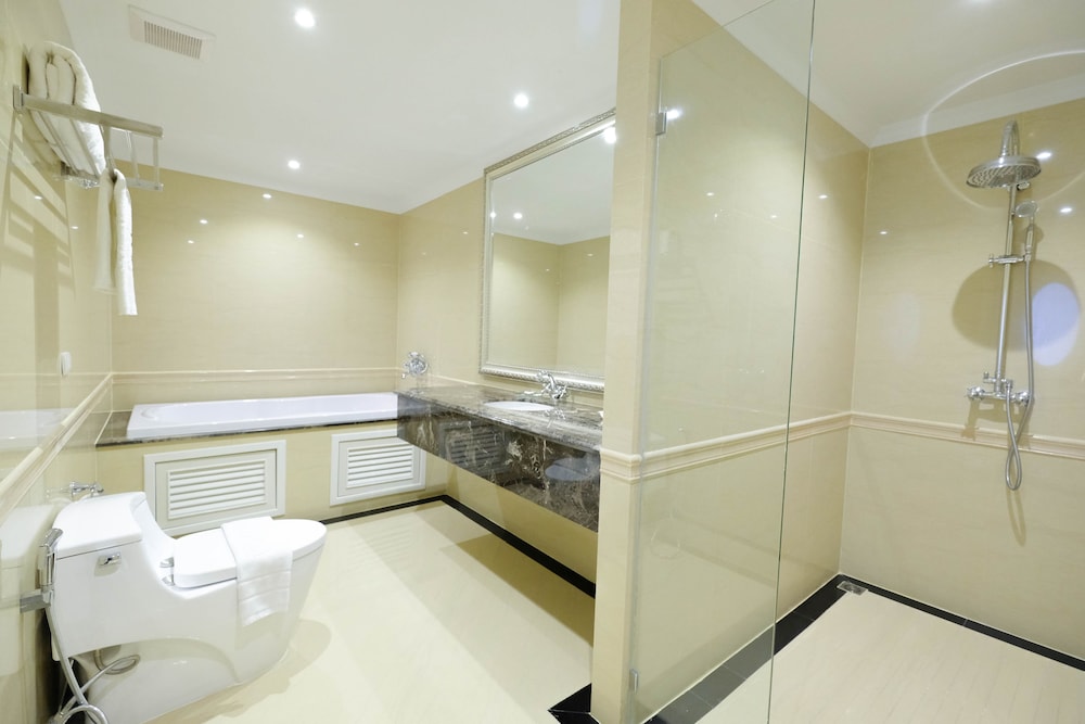 Suite, 1 King Bed, City View photo 2