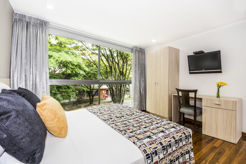Junior Room, 1 Queen Bed photo 3