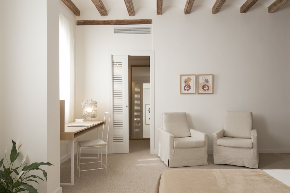 Premium Suite - Photo 8
