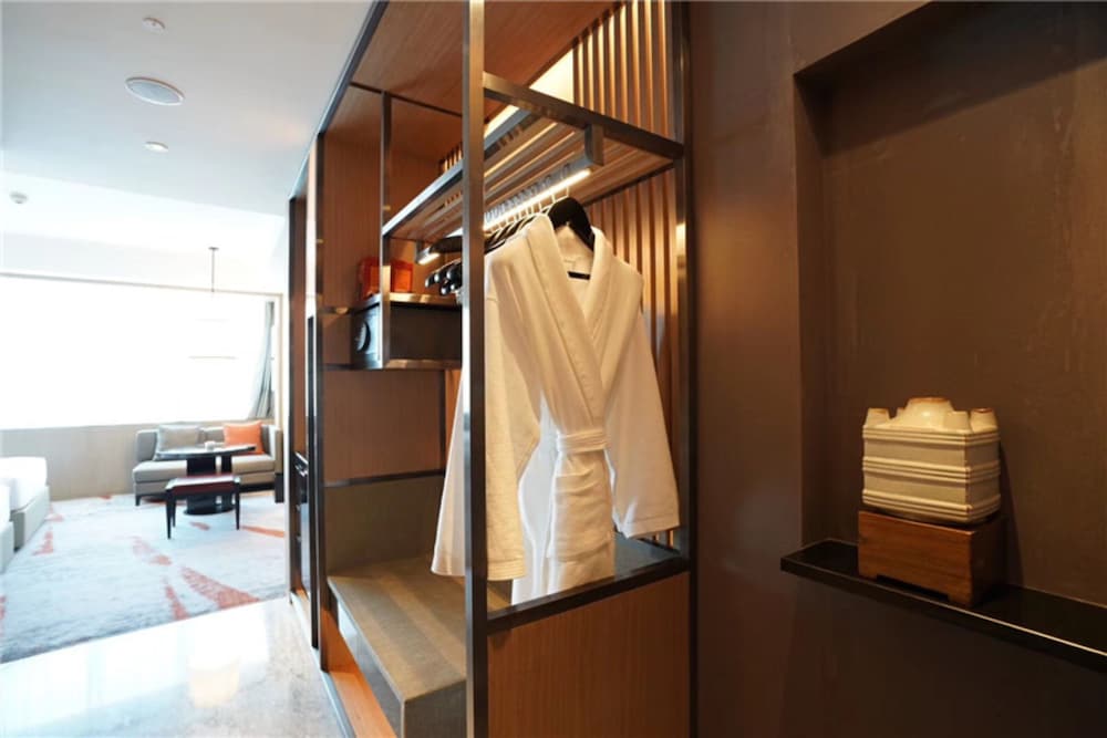 Deluxe Room, 1 King Bed, City View - Photo 4