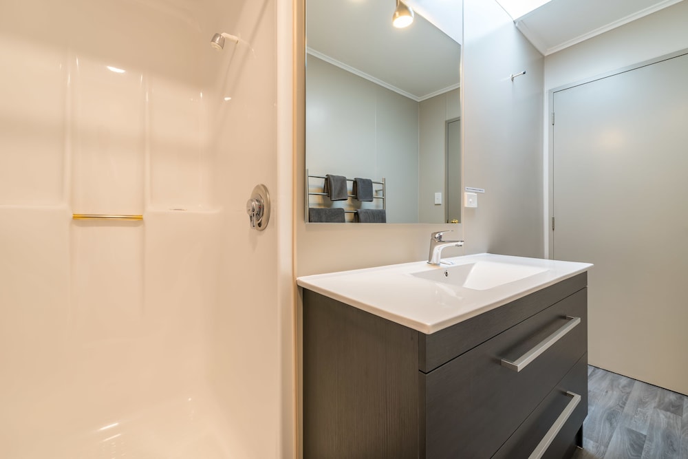 Standard Suite, 1 Bedroom, Non Smoking, Kitchen (Lakefacing Queen) photo 3
