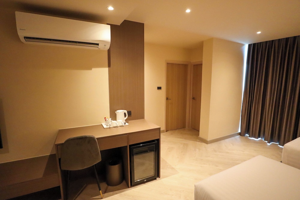 Deluxe Suite, City View - Photo 2