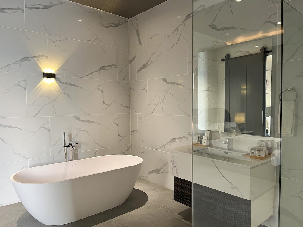 Luxury Villa, 3 Bedrooms, Non Smoking, Bathtub - Photo 9