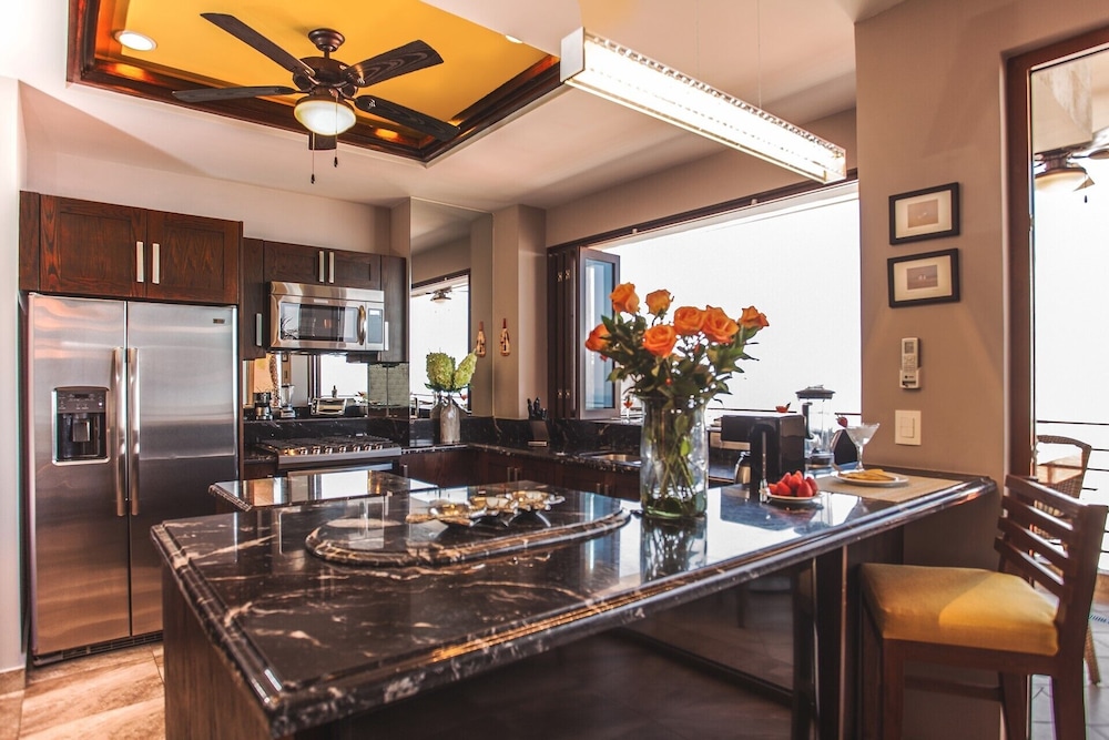 Luxury Penthouse, 2 Bedrooms, Ocean View photo 3