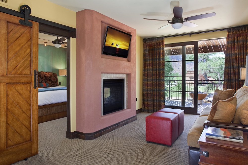 Signature Suite, 1 King Bed with Sofa bed