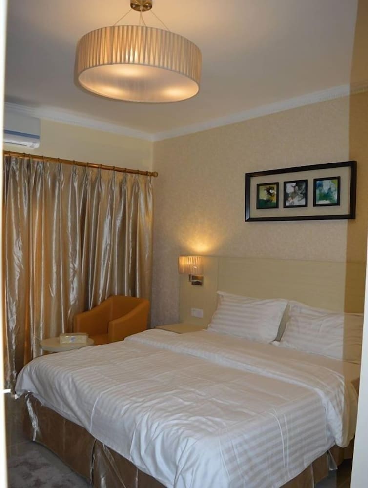 Single King Size bed room